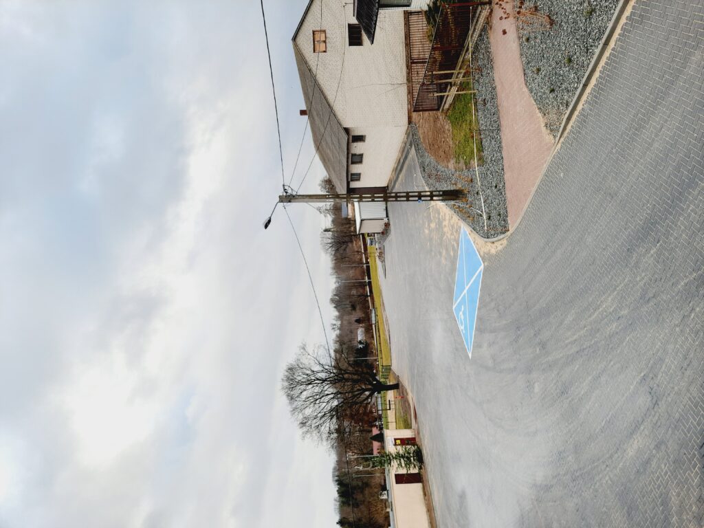 Parking przy Urzędzie Gminy.